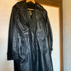 Svart skinnrock  - En svart skinnrock från ”melka” i storlek M. (Köparen står för frakten)