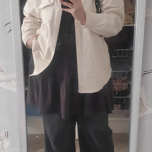 HM denim skjorta - Hej! Här har jag en denim skorta som kan även bäras som en jacka! Min stil börjar att förändras därför säljer jag den, den är använd några gånger men den är som ny! Ny pris är 249⚡ och jag säljer den för 165 + frakt.