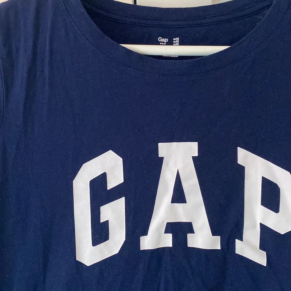 Marinblå gap T-shirt . T-shirts.