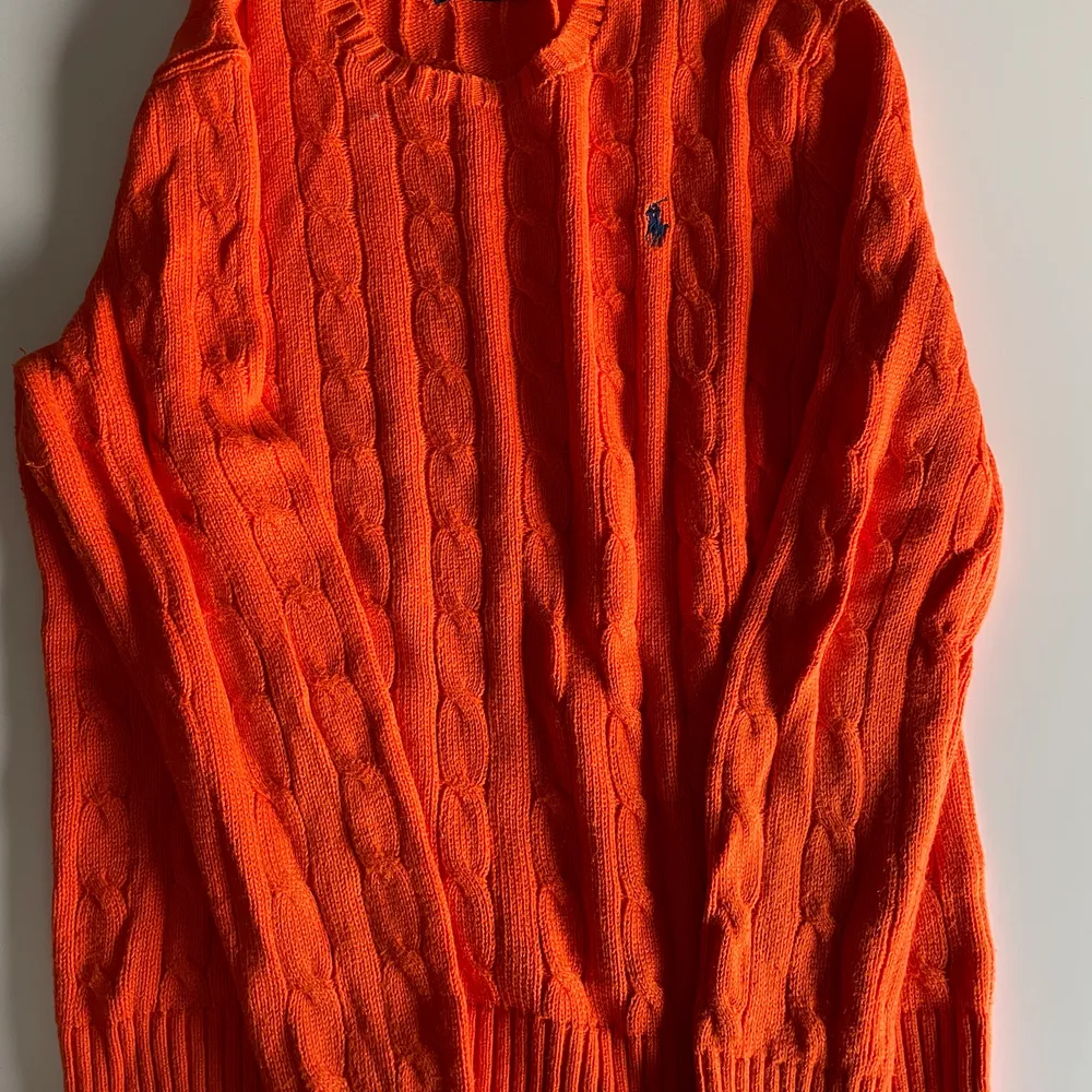 Säljes Kabelstickad Ralph Lauren tröja skick 7/10. Nypris 1700kr Storlek S men passar M. Stickat.