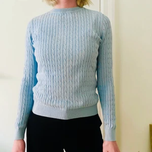 Ljusblå tröja S - Ljusblå tröja i strl S. Har för mig att den är från Lindex märke Holly & white. Skönt och svalt material så skön att ha på sommaren som extra tröja.