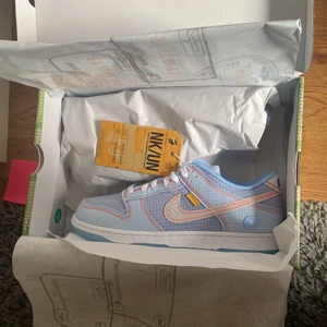 Sb dunk x UNION - Storlek 43 sb dunk x union. Helt nya med box och kvitto! Går för 4000 på stockx. (Bilderna är lånade)Pris kan diskuteras 