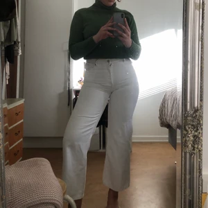 Monki vita breda byxor  - Vita breda byxor från monki! Perfekt till sommaren 😊har bara använt dessa en gång! 