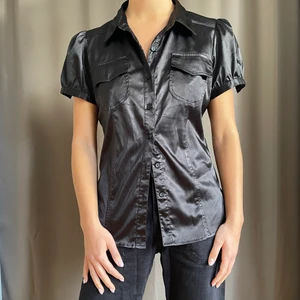 Blus med puffärm - Svart blus med puffärm🖤