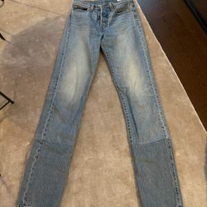 Högmidjade levis jeans