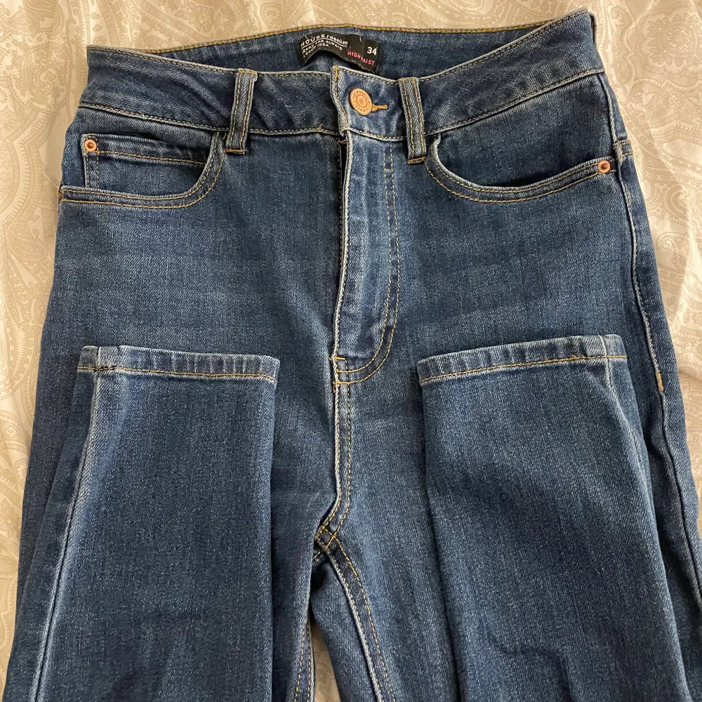 Två par helt vanliga skinny jeanns helt oanvända som är köpta i fel storlek , ett par mörk mörk blåa och ett par lite ljusare mörkblå. Jeans & Byxor.
