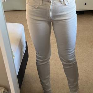 Säljer dessa jeans från NA-KD med slitningar ner till (köpta så). Används ett fåtal gånger så dom är i väldigt bra skick. Stl 36. Skriv privat för fler bilder, köparen står för frakten🤍
