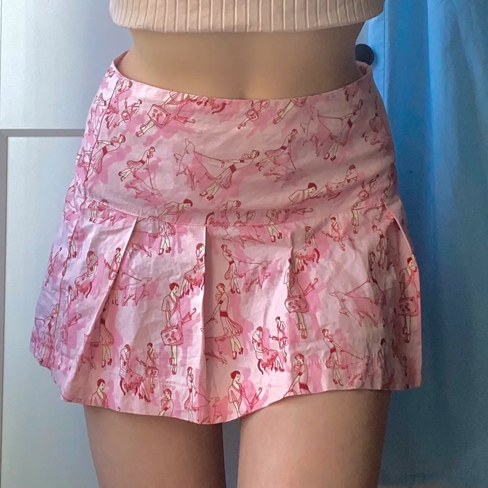 Cool rosa kjol med unikt tryck med fransk vibe. Kan sitta som antingen high waist eller mid waist. Originellt från HM men kan inte längre ens hitta spår av plagget online.. Kjolar.