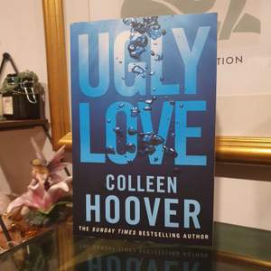 Ugly Love av Colleen Hoover (boken är på engelska). Köpt på adlibris för 119 kr. Säljer för att det inte är min typ av bok. Ingen broken spine eller skador. Skriv gärna om du har frågor eller vill se fler bilder! 