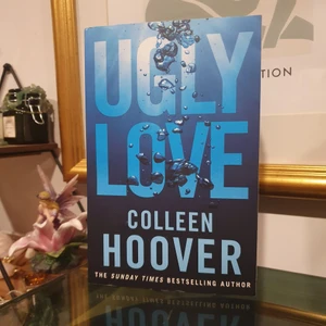 Ugly Love av Colleen Hoover - Ugly Love av Colleen Hoover (boken är på engelska). Köpt på adlibris för 119 kr. Säljer för att det inte är min typ av bok. Ingen broken spine eller skador. Skriv gärna om du har frågor eller vill se fler bilder! 