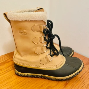 Sorel Caribou Slim Nubuck - Sorel Caribou Slim Nubuck, har vattentät konstruktion, sömtätning och en avtagbar ThermoPlus, kände innerstart för värme, komfort och skydd i kallt och vått vinterväder. Vattentät nubucuck, har använts 5 gånger, de är stora för mig MIDSOLE: 2,5 mm bundet 