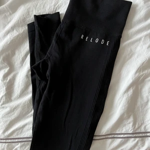 Relode slipstream tights  - Säljer ett par slipstream seamless tights från Relode. Använda och relode texten är lite urtvättad. Storlek XS, väldigt stretchiga. Nypris: 599kr, mitt pris 150kr.