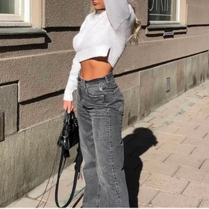 Jeans - Säljer dessa jeansen ifrån zara fast med medelhögmidja! Bra skick💗