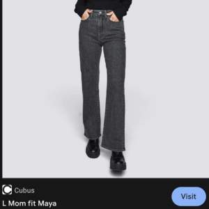 Säljer mom jeans i storlek Medium i fint skick. Betalning sker via Swish. Modellen heter Mom Fit Maya från Cubus. Första bilden är från Cubus hemsida. 