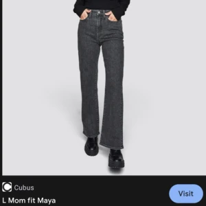Mom jeans strl M - Säljer mom jeans i storlek Medium i fint skick. Betalning sker via Swish. Modellen heter Mom Fit Maya från Cubus. Första bilden är från Cubus hemsida. 