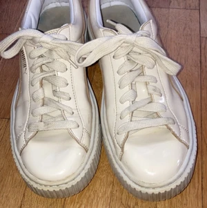 Puma basket - Beiga Puma basket sneakers storlek 39. Finns tecken på användning men fortfarande fina och har absolut mycket kvar att ge. Skickar med postnord spårbart 66kr.