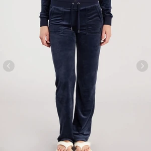 Juicy byxor  - OSERIÖS KÖPARE så byxorna finns fortfarande kvar!Intressekoll på mina mörkblå juicy byxor då jag är i behov av pengar. Storlek S, inga defekter, de är i ny skick. Vill egentligen inte sälja så säljer bara vid bra pris! (Sista bilden är lånad) 