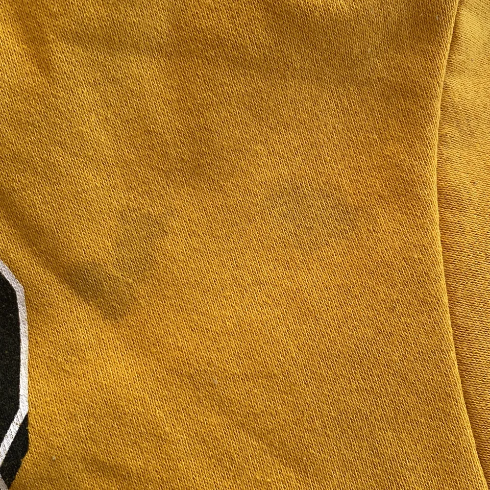 Gul cropped hoodie med tryck. Köpt från bikbok i storlek S. Finns två knappt synliga märken som inte gått bort i tvätten vid vänster axel/arm.. Hoodies.