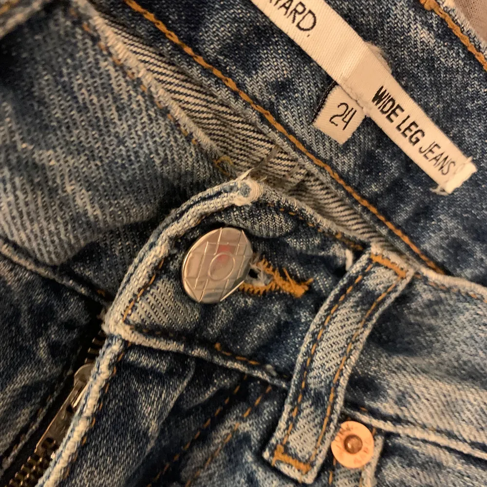 vida/raka midwaist jeans från Junkyard. säljer då de är försmå för mig. skriv för detaljer/mått, pris kan diskuteras 💋. Jeans & Byxor.