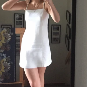 Klänning  - Vit klänning från monki, endast använd en gång! Perfekt till skolavslutning eller student. Som ny förutom att banden är något missfärgade på insidan, vilket inte syns när man har på sig den