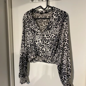Leopard topp i satin - Superfin topp i satintyg med leopardmönster, sitter så fint på men är inte särskilt bekväm i mönstret 😚 Du står för frakten