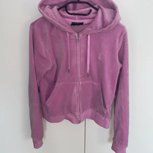 Juicy coutore kofta!  - (INTRESSEKOLL) är det någon som letar efter en rosa juicy kofta i färgen rosa så hör av dig! Den är nästan aldrig använd. Därför kollar jag om det är nån annan som använder den mer och har ett bra pris? ❤️❤️