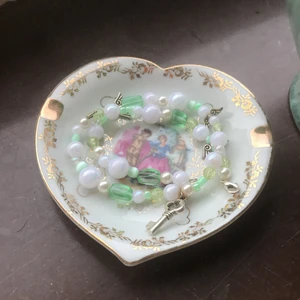 Halsband  - Säljer denna söta halsbandet! Vid nyckeln är det lite rostigt som ni ser men annars inga defekter 💚