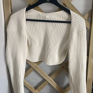 Kort vit stickad kofta - Säljer denna söta kofta från H&M i storlek S. Den är stickad och sitter otroligt bekvämt! Den har väldigt bra kvalité och är endast använd en gång! Det är inga fläckar eller liknande på den!  Köparen står för frakten!