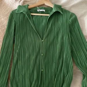 Skjorta  - Helt oanvänd skjorta från Zara, buda bara om du kan köpa den sen‼️‼️❣️❣️❣️