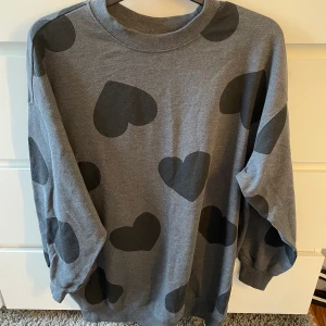 Tröja  - Har använt den 1 gång, jag tycker inte om den. De är en lång pyjamas tröja Nypris: 200kr mitt pris: 100kr ink frakt ❤️