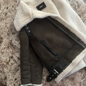 Jacka Bik Bok - Riktigt snygg jacka från BikBok🤎 älskar denna men måste tyvärr sälja då den inte används 😢 Storlek S och köpare står för eventuell fraktkostnad 🥰