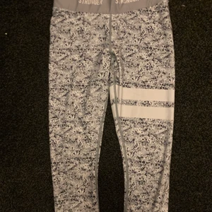 STRONGER TIGHTS - Tre stycken STRONGER tights i super fint skick.  NYPRIS: 600-700 kr. Mitt pris 350 kr för alla😊