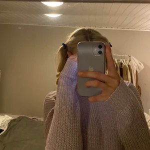 Lila stickad tröja - En super fin ljus-lila stickad tröja ifrån Nelly.com med en fin  öppning i ryggen.  I fint skick💕 (storlek S)