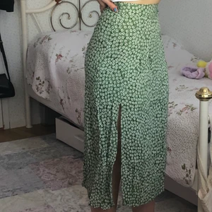 Sommarkjol  - Storlek 34 (XS), är använd rätt mycket, men har inga skador. 