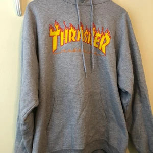 Grå Thrasher hoodie - Grå Thrasher hoodie. Fint skick. Säljer då den ej kommer till användning :) Köpt på Junkyard.