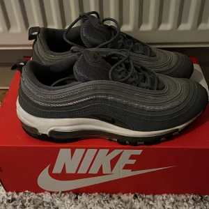 Nike  - Hej säljer nu mina gamla Nike 97 i storlek 40. Dom är gråa. Dom är fina förutom att det fins lite slitningar på det vita.