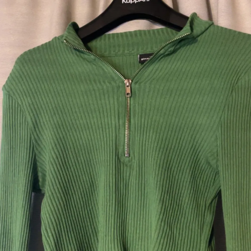 En super fin grön långärmad tröja från Gina Tricot i super fint skick💓 . Toppar.