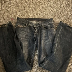 Diesel jeans - Säljer dom här lågmidjade bootcut jeansen ifrån Diesel! Midjemåttet är 78cm och innerbenslängd 80cm! Säljer för att dom är för stora för mig, det är lite slitet där nere men annars är det inga dekfekter💕