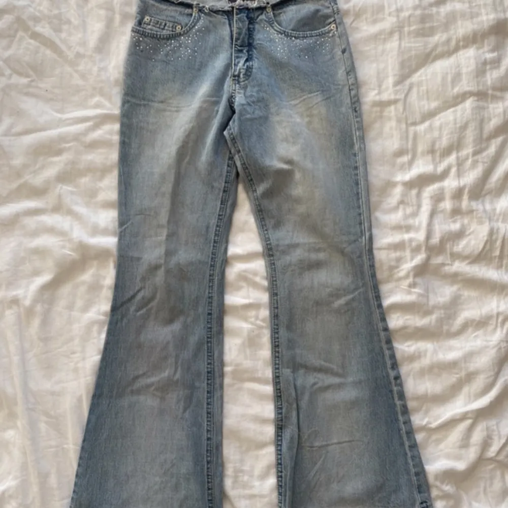 Lågmidjade jeans med rhinestones  köparen står för frakt. Jeans & Byxor.
