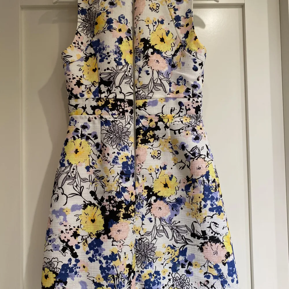 Somrig blommönstrad klänning från Warehouse. Nyskick. Storlek 38 (UK size 10).. Klänningar.