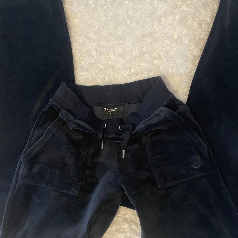 Ett par sjukt snygga midwaist mörkblå juicy couture velour byxor med fickor. Älskar dessa men de har blivit för korta för mig som är ca 173 cm😫Nypris=1100kr🙌🏼De är inte alls urtvättade och har inga defekter, Kontakta om du är intresserad💗. Jeans & Byxor.