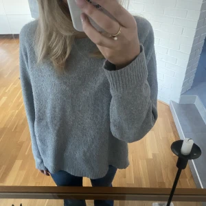 Grå stickad tröja - Simpel grå stickad tröja i storlek L men sitter mer som en s/m