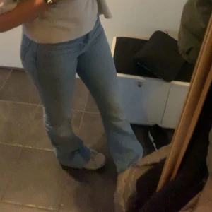 Jeans  - INTRESSEKOLL på mina så snygga bootcut jeans från zara! Är 168 och de är väldigt långa på mig! Sitter så bra 🙌🏼