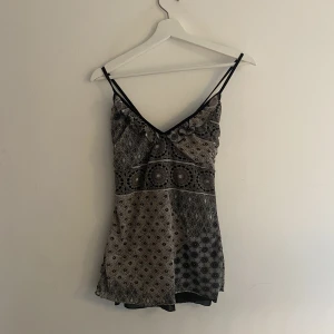 Linne - Säljer detta snygga linne från Humana. Sitter perfekt på kroppen och har öppen rygg med knytning. Passar perfekt till sammargarderoben🌸 Hör av er om ni har några frågor så blir ja glad:))