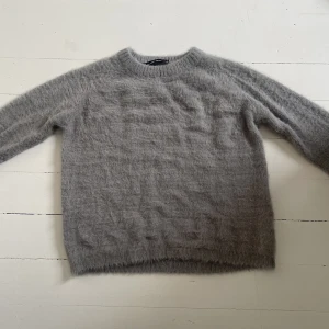 Tjocktröja - Säljer min mysiga tjocktröja från Lager 157. Den är hur mysig som helst och har som ett ”pälsmaterial”. Tröjan är i storlek S och har en fin passform. Pris kan diskuteras. 