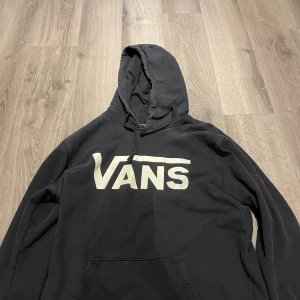Vans hoodie  - Säljer då den aldrig används och är för stor för mig. Storlek M. 