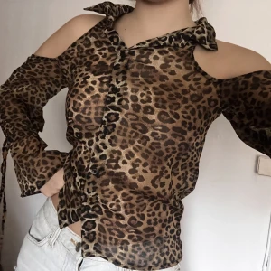 leopard blus - en fin leopardmönstrad blus i mesh-material 🐆från na-kd, strl XS men passar mig som har S. 