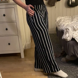 Randiga culottebyxor - Vit randig culottebyxa från H&M i fint skick✨