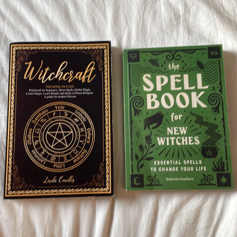 Två witchcraft böcker som inte används längre!! Separat kostar den 120kr var, köp båda för 230! . Väskor.