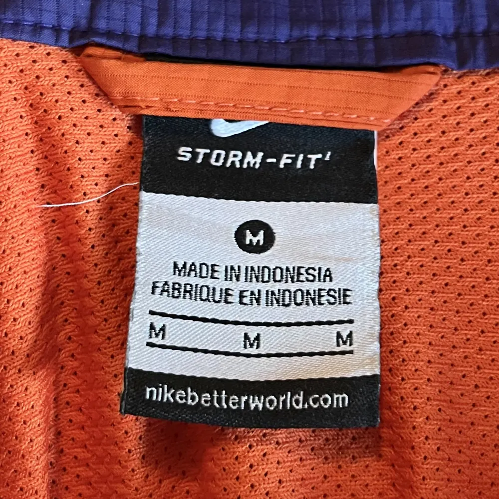 En unik och sällsynt orange Nike Storm-Fit vindjacka i bra skick. Har dock en fläck på framsidan. Jackor.